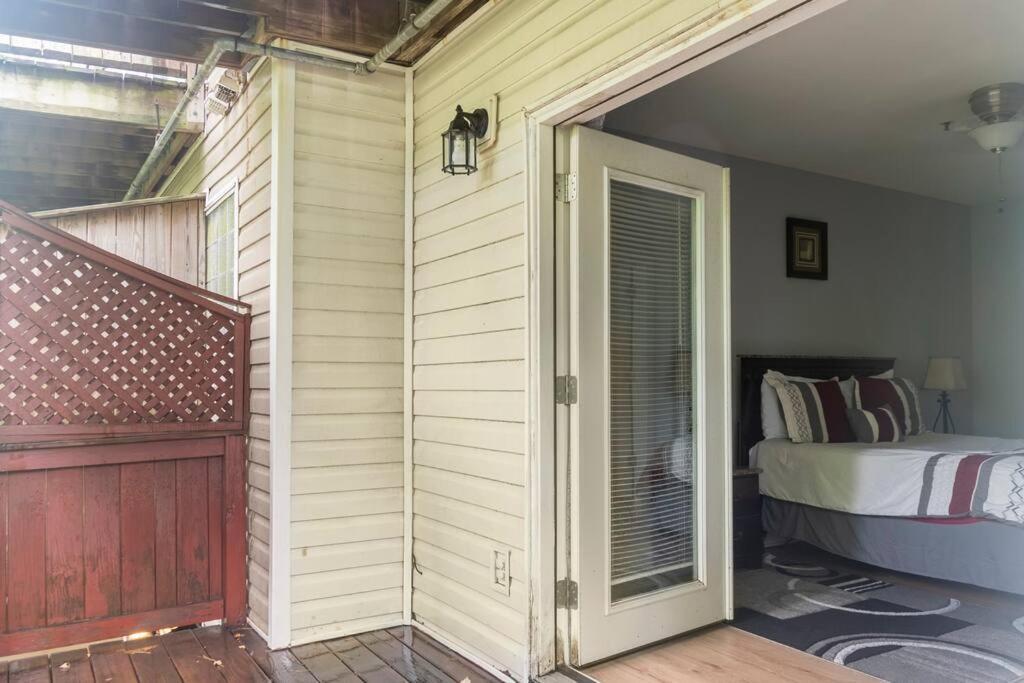Private Room Balcony And Bathroom In Charleston Exterior photo