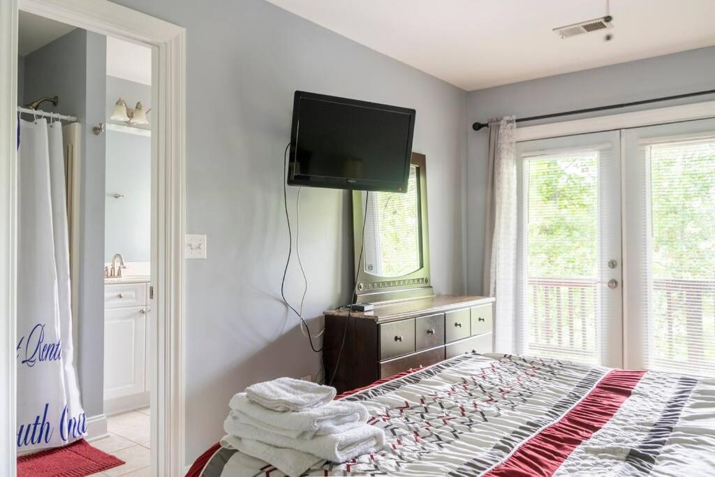 Private Room Balcony And Bathroom In Charleston Exterior photo